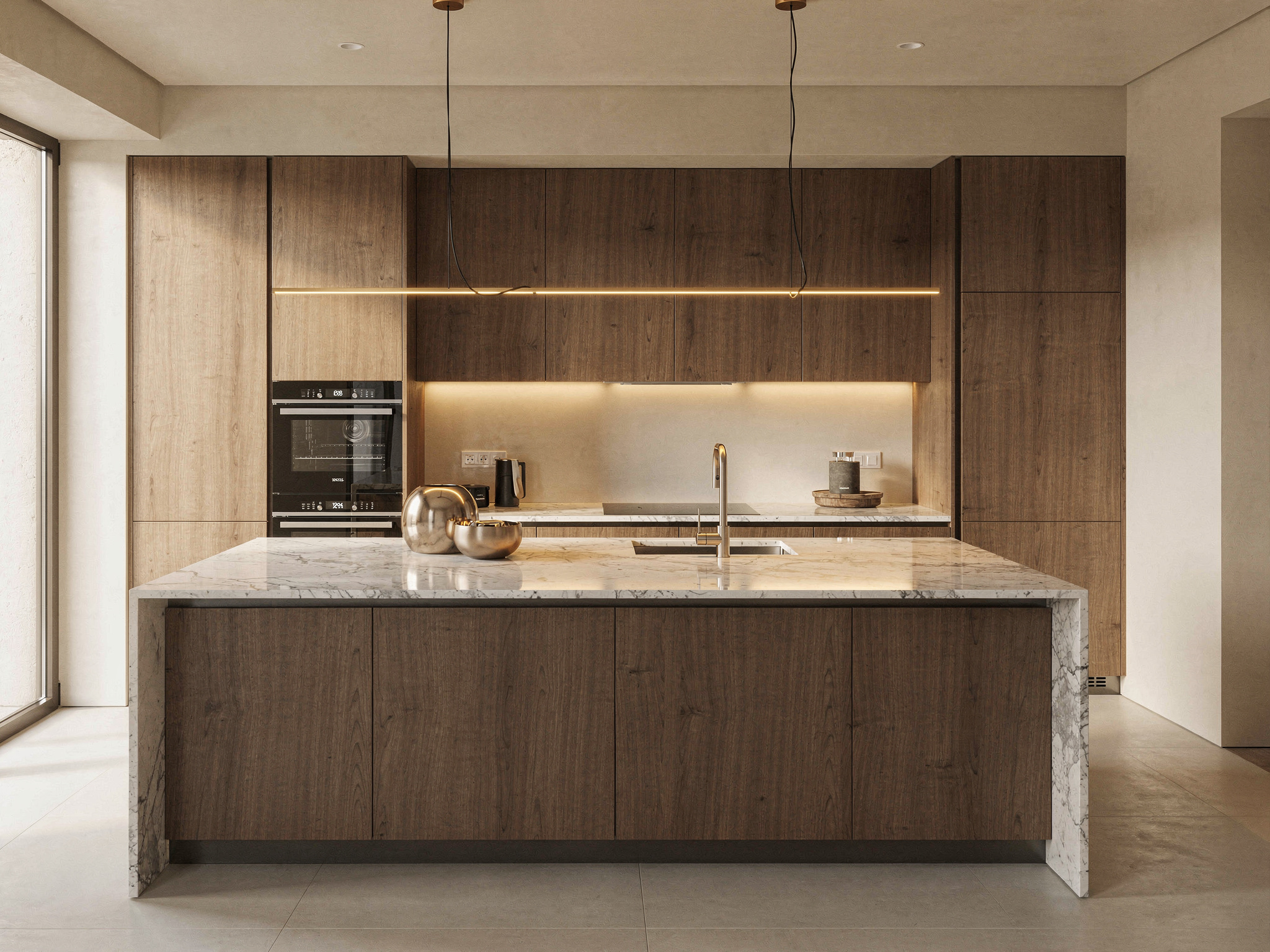 Cucina di design italiano con isola in marmo e mobili in noce